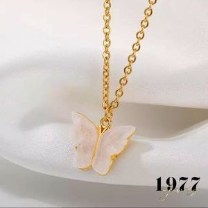 Butterfly necklace (Baby pink)